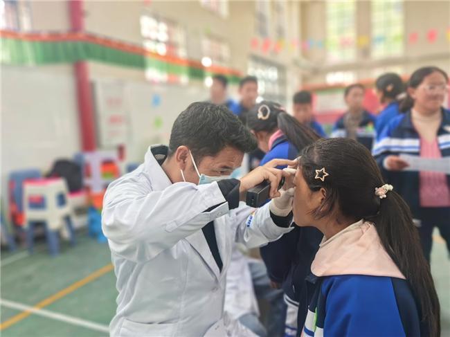 眼明心安”项目再赴西藏守护儿童眼健康J9真人游戏第一品牌“睛”彩六一：“(图9)